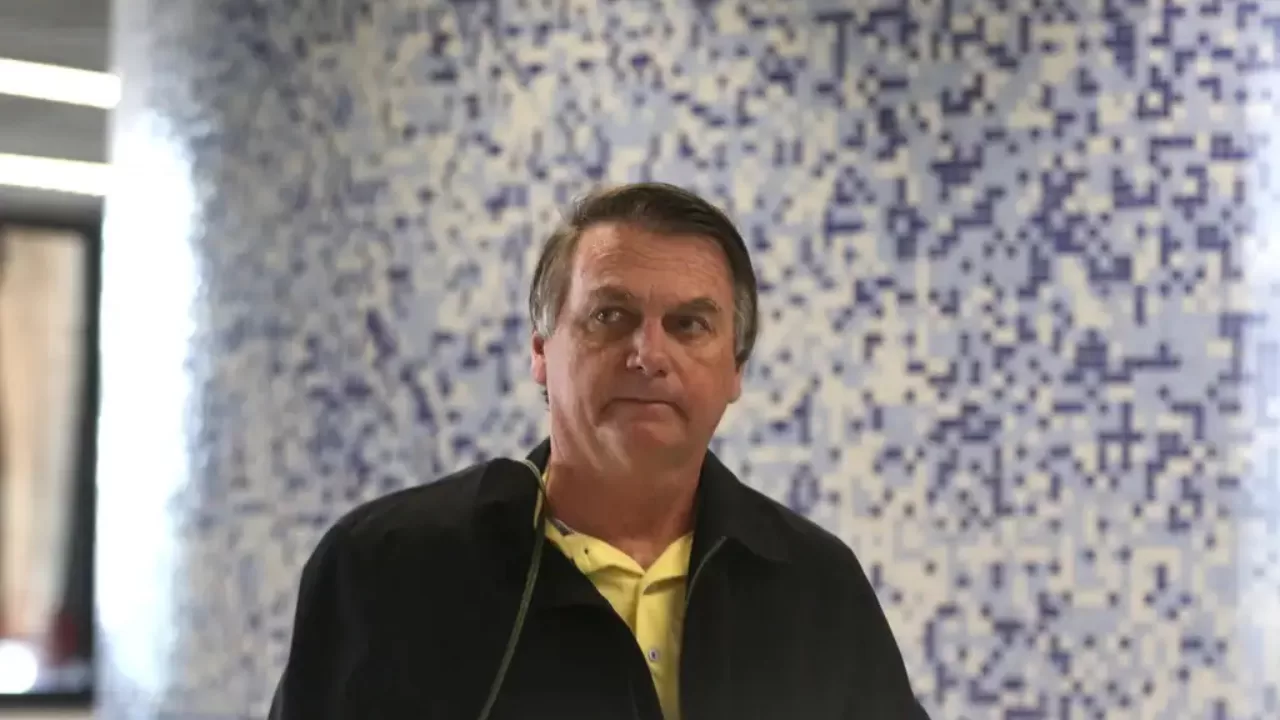 Primeira turma do STF forma maioria para manter prisão de Bolsonaro