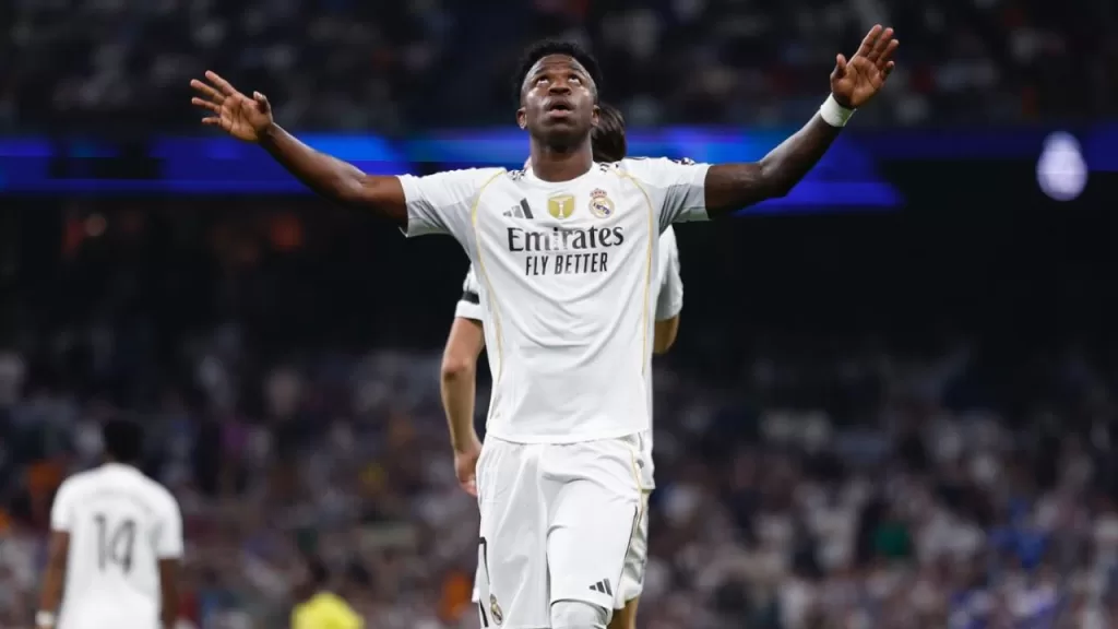 Vini Jr em campo com a camisa do Real Madrid.