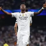 Vini Jr em campo com a camisa do Real Madrid.