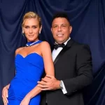 Celina Locks em um vestido azul de gala e Ronaldo Fenômeno com terno preto