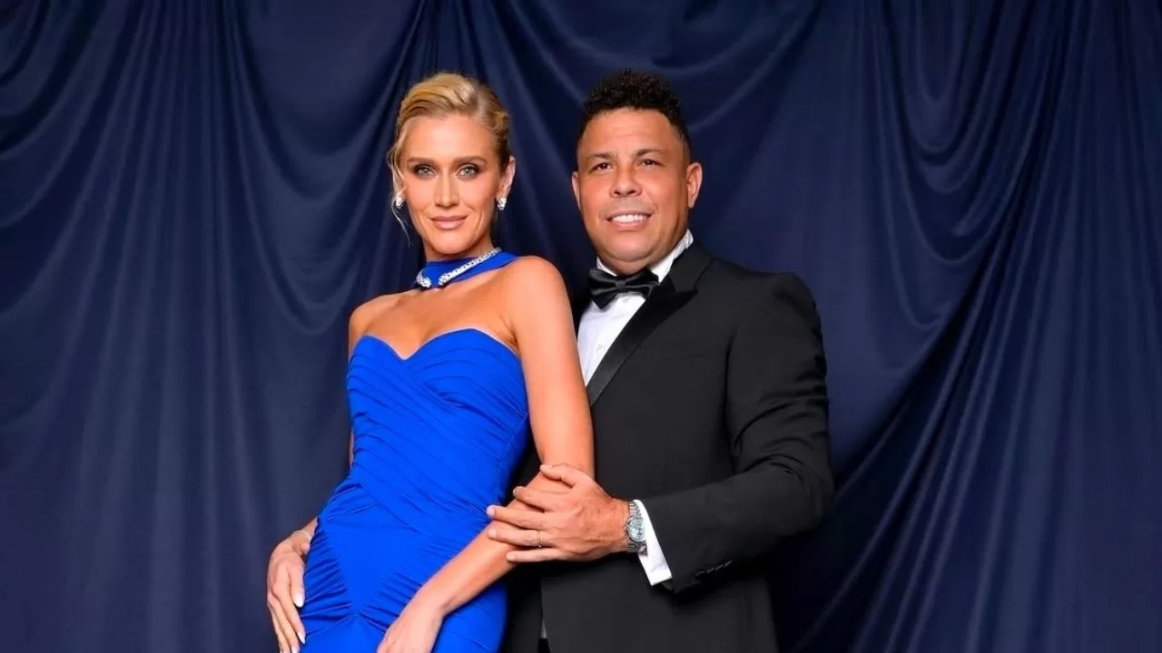Celina Locks em um vestido azul de gala e Ronaldo Fenômeno com terno preto