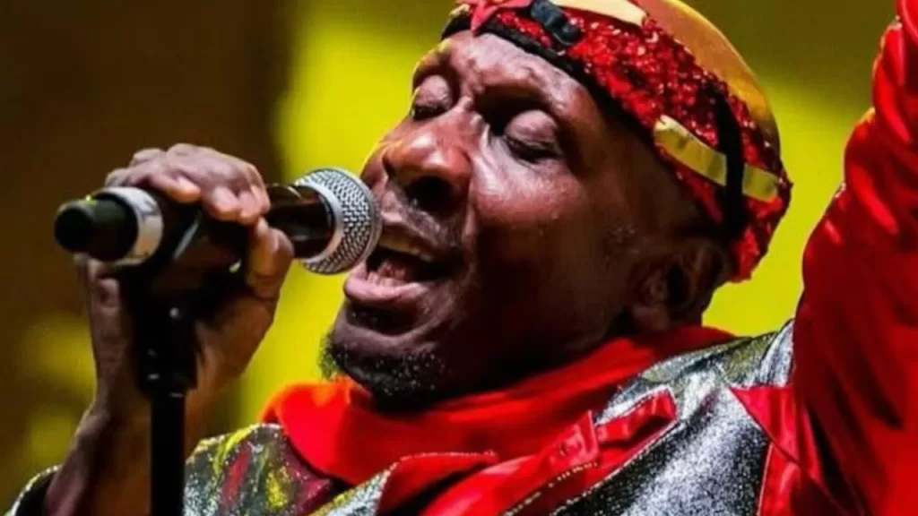 Foto do Jimmy Cliff cantando em um dos seus shows.