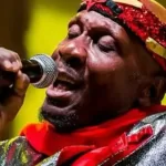 Foto do Jimmy Cliff cantando em um dos seus shows.