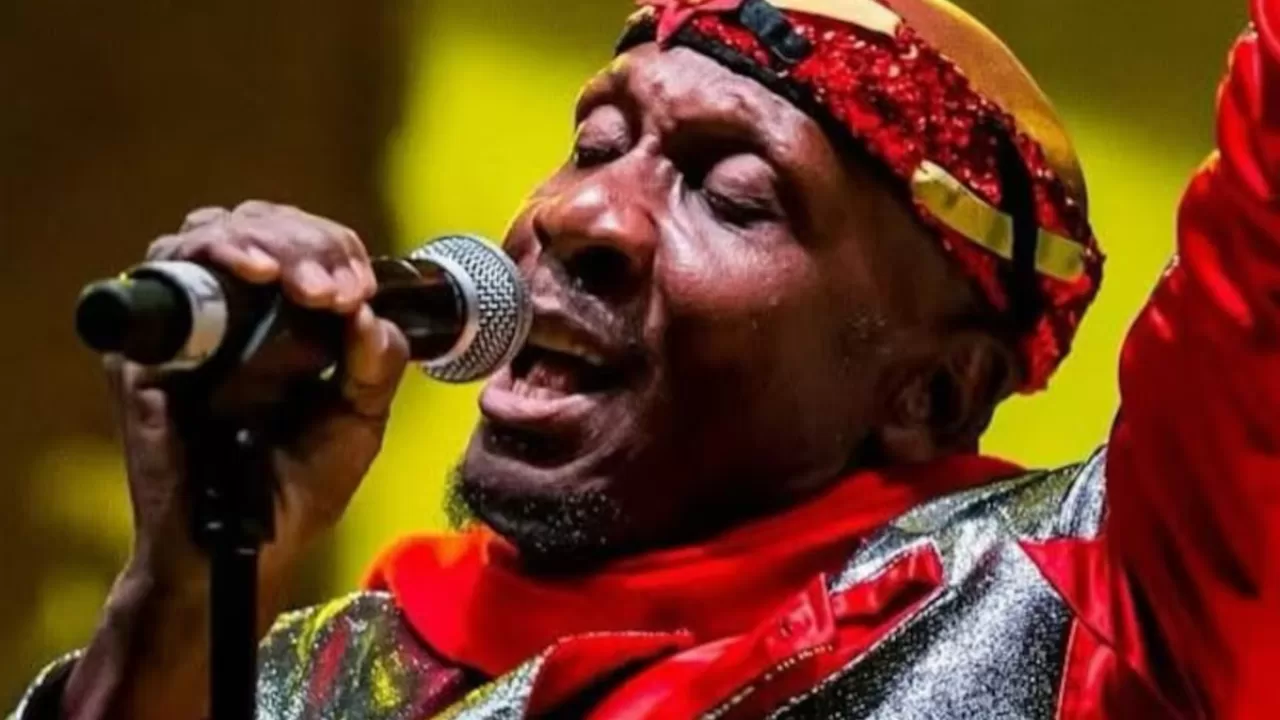 Foto do Jimmy Cliff cantando em um dos seus shows.
