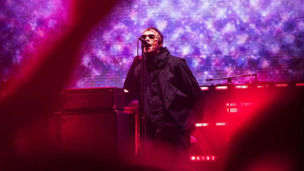 Oasis se apresentando no Wembley Stadium, em Londres