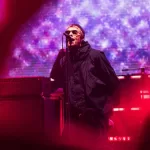 Oasis se apresentando no Wembley Stadium, em Londres