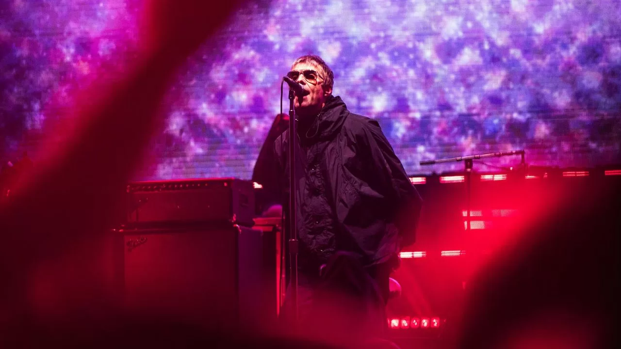 Oasis se apresentando no Wembley Stadium, em Londres