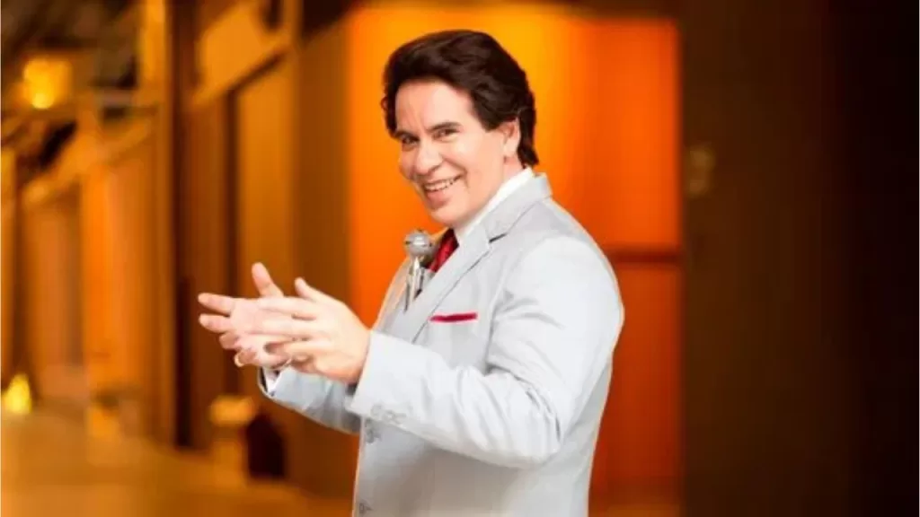 O ator Leandro Hassum caracterizado como Silvio Santos para a cinebiografia do apresentador