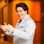 O ator Leandro Hassum caracterizado como Silvio Santos para a cinebiografia do apresentador