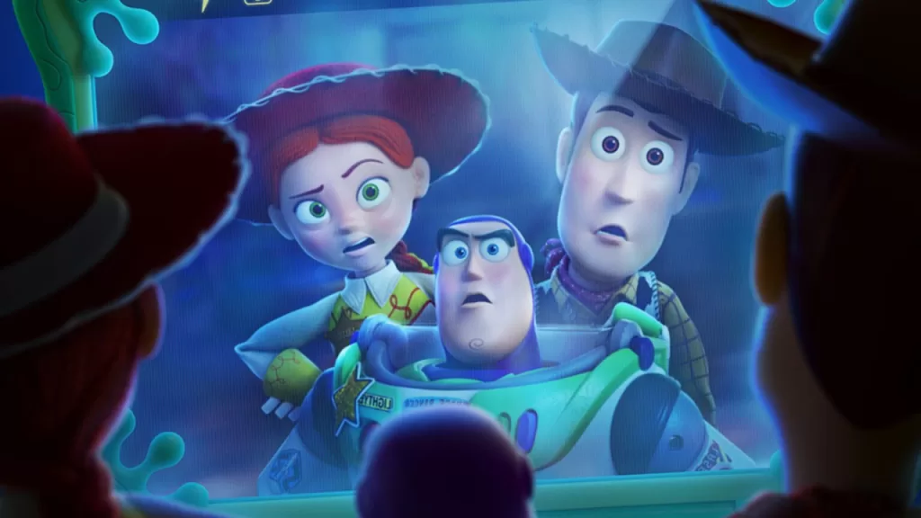 Toy Story 5: Jessie, Buzz Lightyear e Woody juntos na nova foto de divulgação em fundo azul.