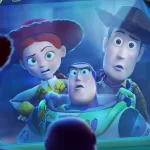 Toy Story 5: Jessie, Buzz Lightyear e Woody juntos na nova foto de divulgação em fundo azul.