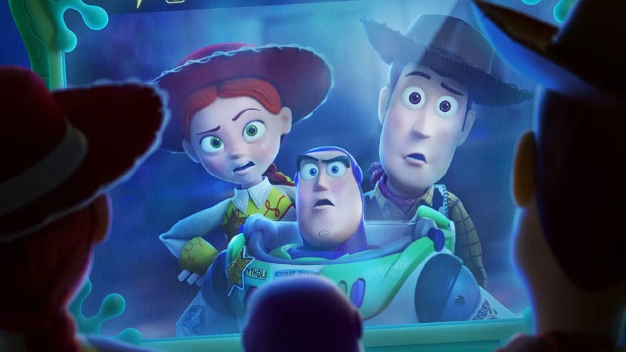 Toy Story 5: Jessie, Buzz Lightyear e Woody juntos na nova foto de divulgação em fundo azul.