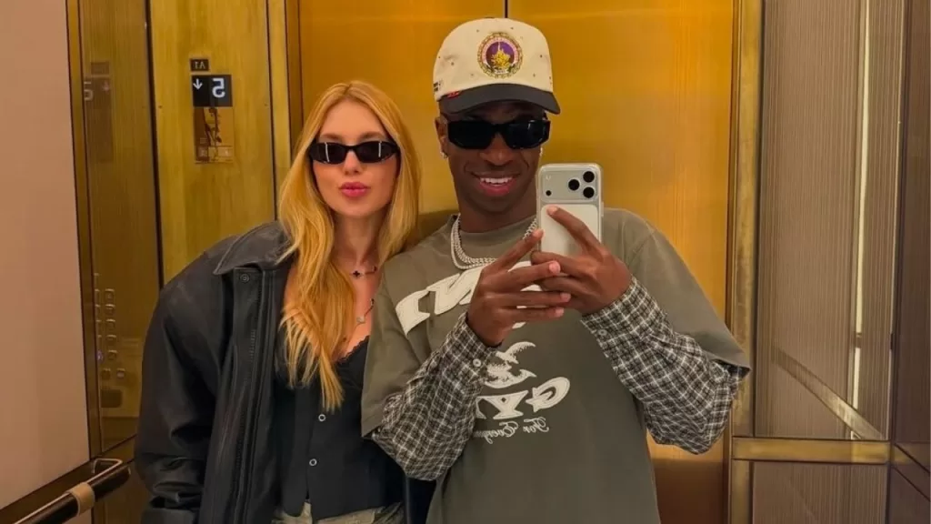 Virginia e Vini Jr. em selfie em espelho de hotel em Mônaco