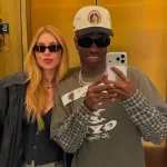 Virginia e Vini Jr. em selfie em espelho de hotel em Mônaco