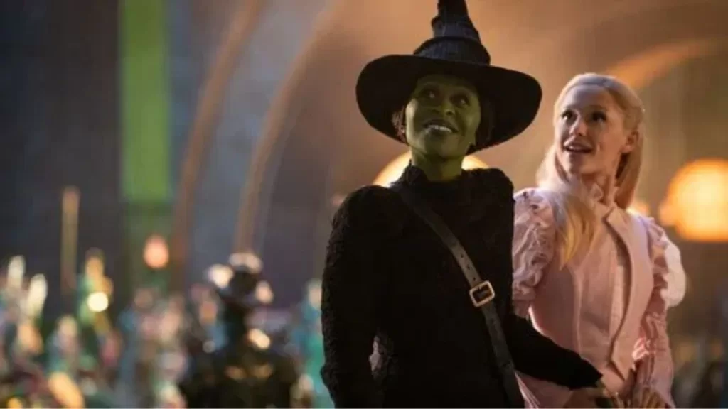 Cynthia Erivo, caracterizada como Elphaba, e Ariana Grande, como Glinda, em Wicked: Parte 1