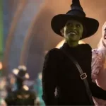 Cynthia Erivo, caracterizada como Elphaba, e Ariana Grande, como Glinda, em Wicked: Parte 1