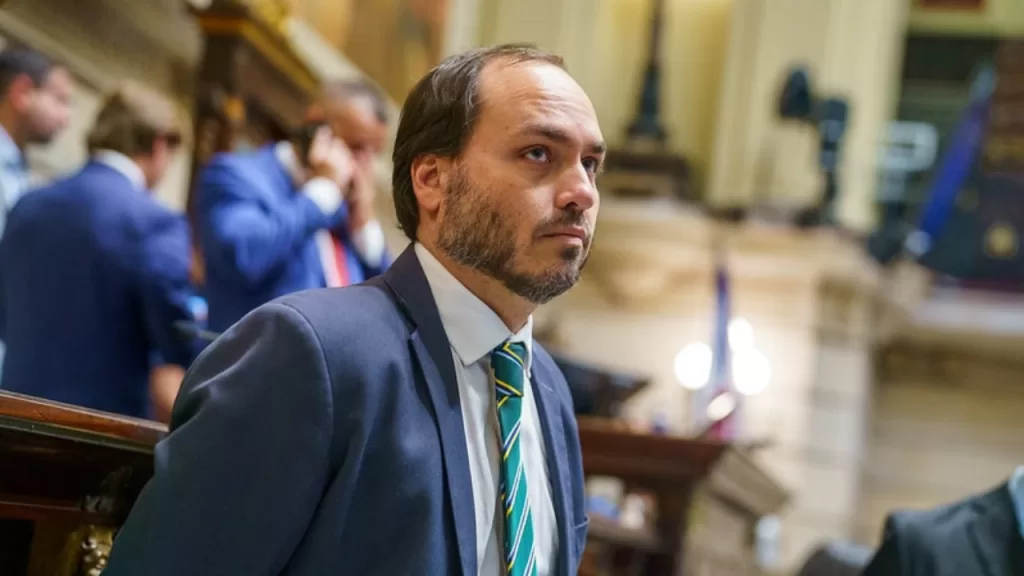 Carlos Bolsonaro renuncia ao cargo de vereador no Rio. Rolling Screenn