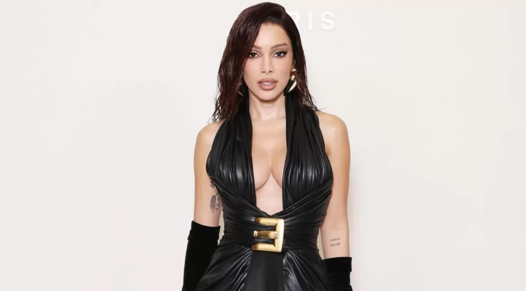 Anitta em evento sendo fotografada