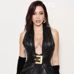 Anitta em evento sendo fotografada