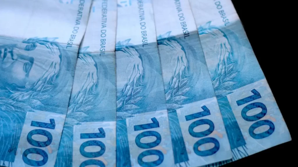 Governo confirma reajuste e fixa salário mínimo para R$ 1.621 em 2026