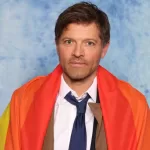 Misha Collins com a bandeira LGBT