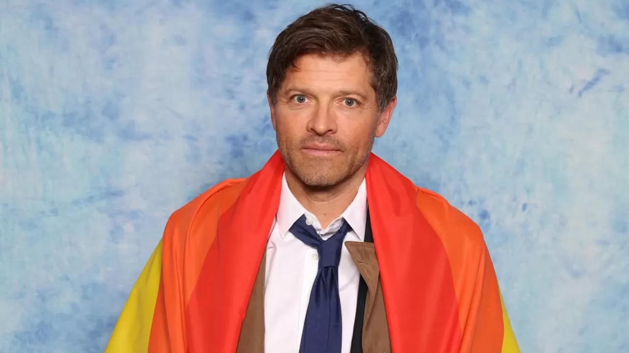 Misha Collins com a bandeira LGBT