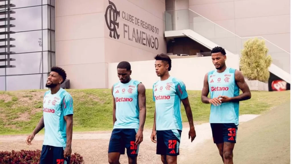 Jogadores do Fla no Ninho.