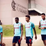 Jogadores do Fla no Ninho.