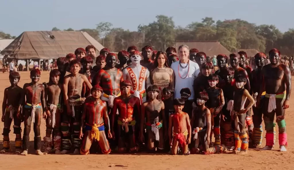 Luciano Huck e Anita tiram foto com integrantes da aldeia Ipatse, no Xingu