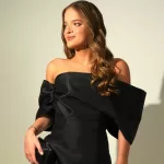 Rafaella sendo fotografada em para evento natalino