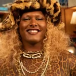 Cantora Liniker sorrindo para a foto