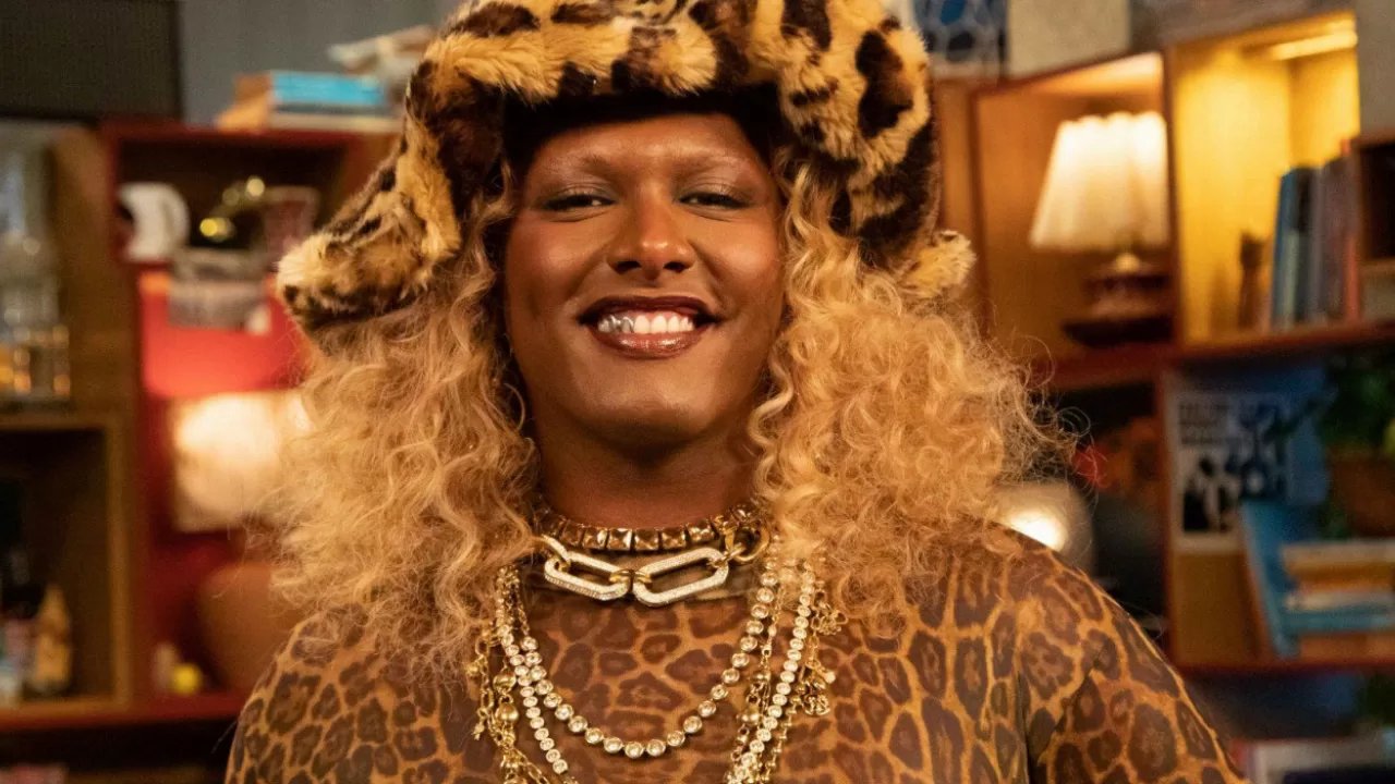 Cantora Liniker sorrindo para a foto