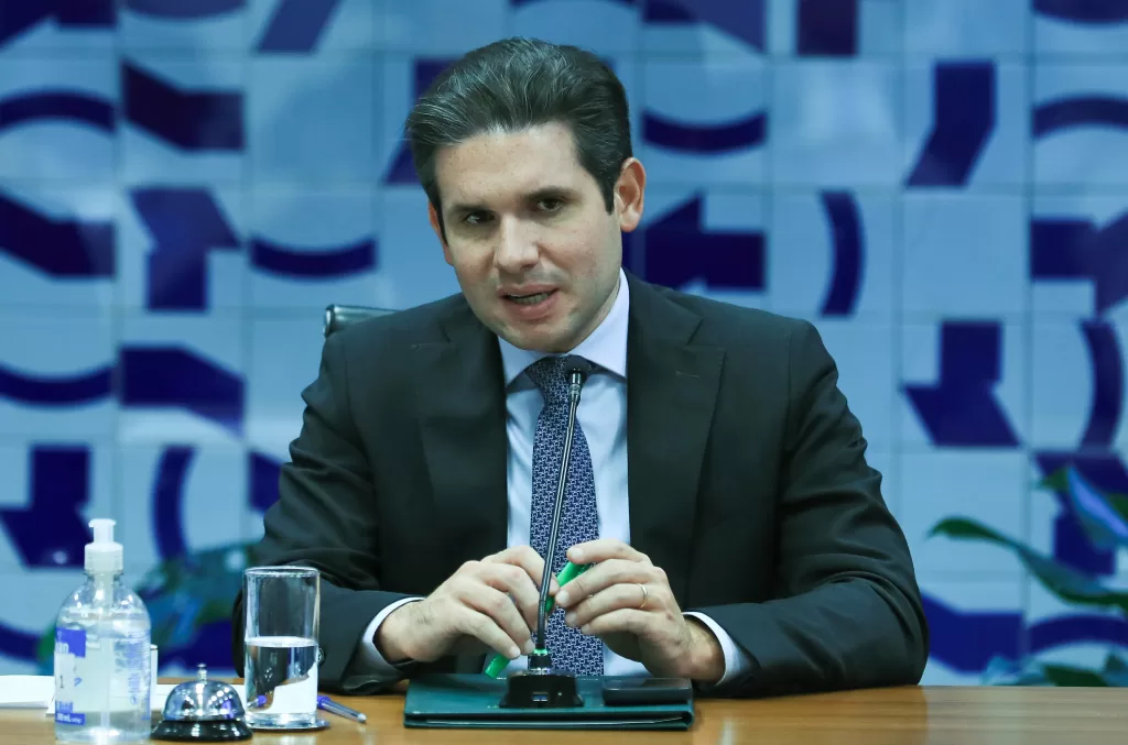 Hugo Motta declara perda de mandato de Eduardo Bolsonaro e Ramagem