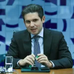 Hugo Motta declara perda de mandato de Eduardo Bolsonaro e Ramagem