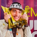 João Gomes com os prêmios do Prêmio Multishow