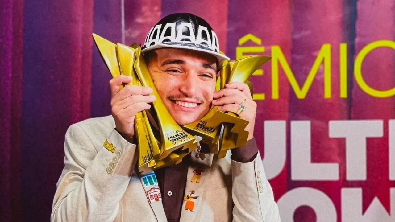 João Gomes com os prêmios do Prêmio Multishow