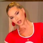 Virginia Fonseca posa com a blusa da Grande Rio