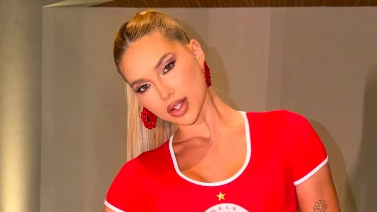 Virginia Fonseca posa com a blusa da Grande Rio