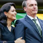 Michelle Bolsonaro diz que Jair Bolsonaro sofre crise durante o sono, cai da cama e bate a cabeça
