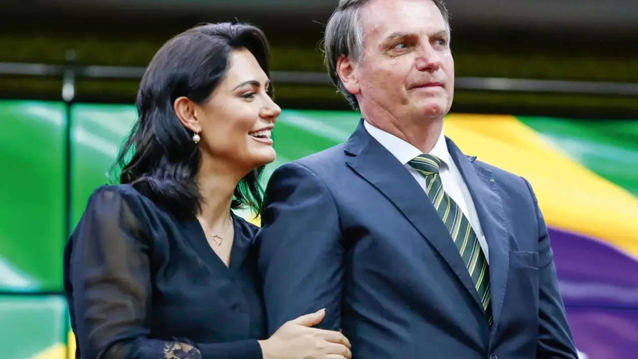 Michelle Bolsonaro diz que Jair Bolsonaro sofre crise durante o sono, cai da cama e bate a cabeça