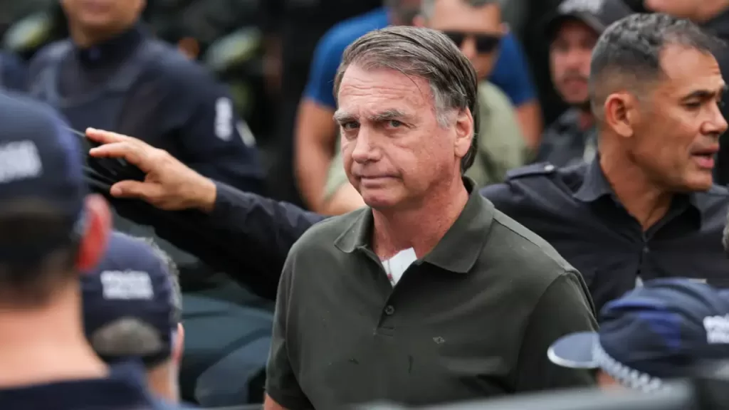 Bolsonaro sofre traumatismo craniano leve após queda em cela da PF
