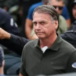 Bolsonaro sofre traumatismo craniano leve após queda em cela da PF