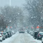 Tempestade de neve na cidade com carros