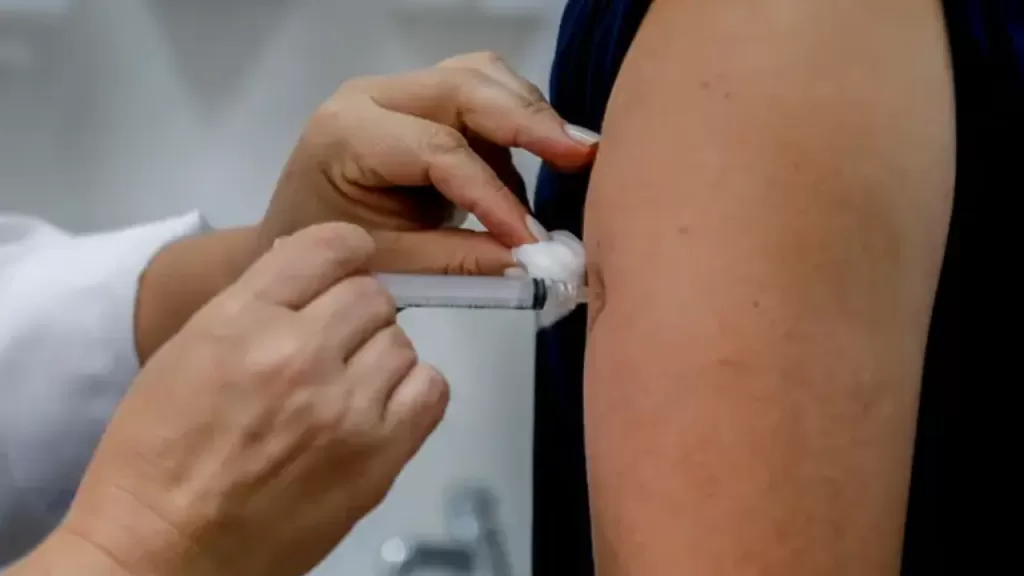 Ministério da Saúde barra produção da vacina Qdenga pela Fiocruz