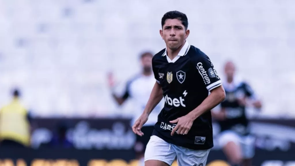 Savarino com a camisa do Botafogo
