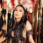 Apresentadora em ensaio para o carnaval