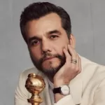 Wagner Moura com seu Globo de Ouro de melhor ator em filme de drama