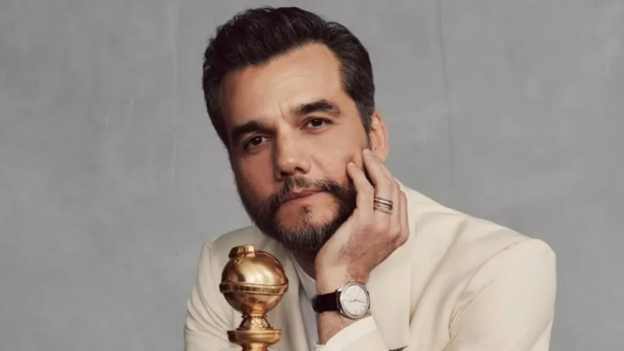 Wagner Moura com seu Globo de Ouro de melhor ator em filme de drama