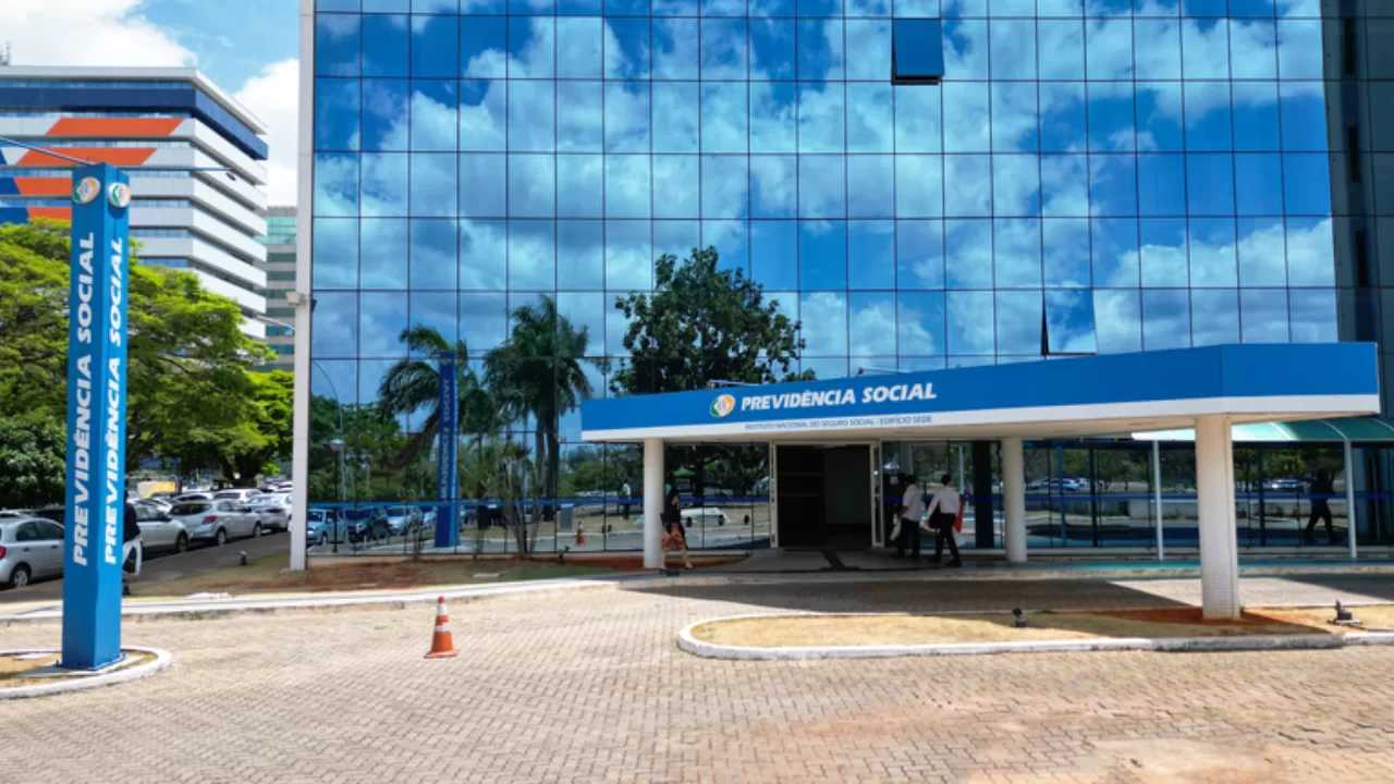 INSS define valor da primeira parcela do 13º salário de 2026. RollingScreenn